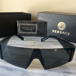 Versace Men’s/Unisex Sunglasses -New In Box and sunglass bag ￼